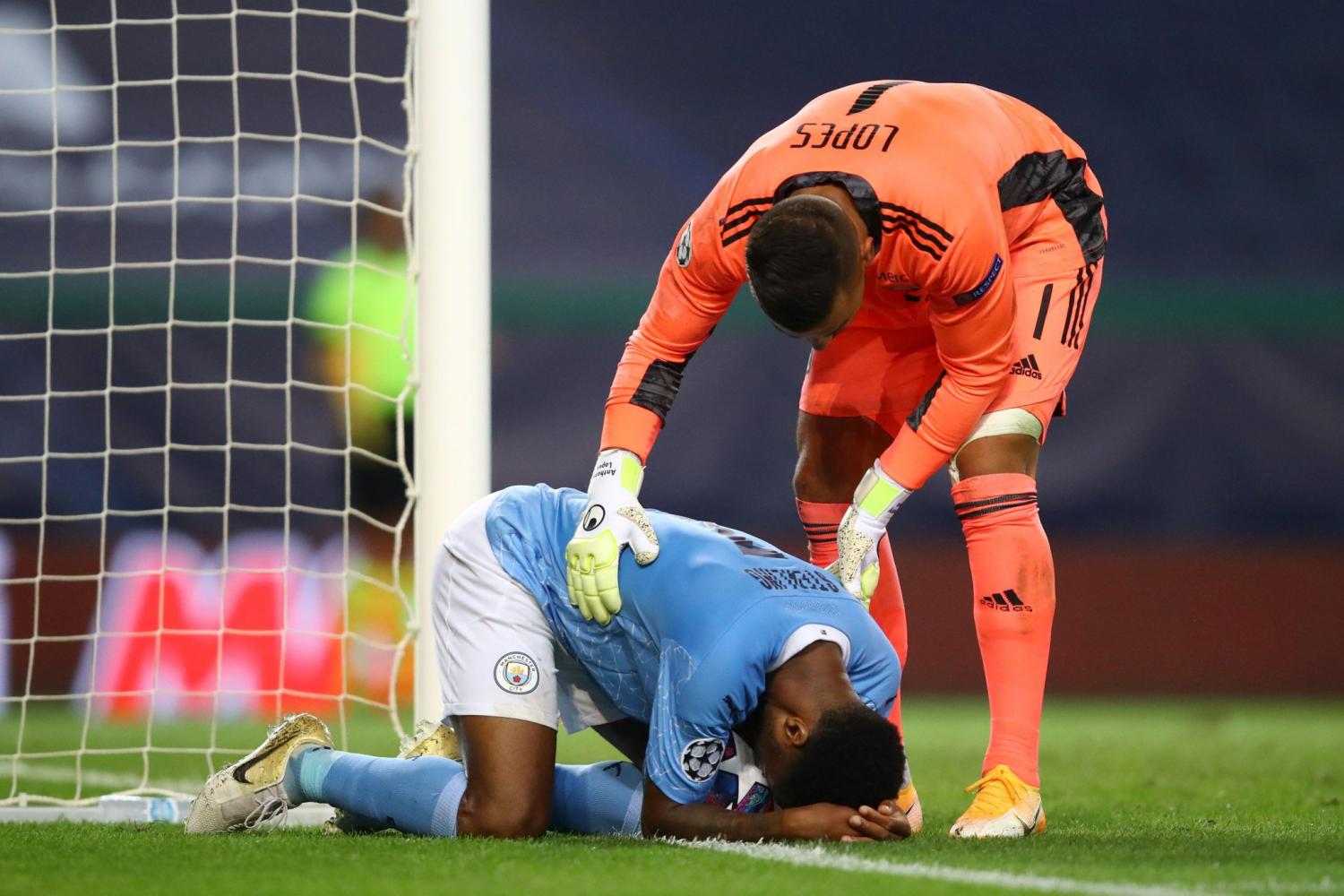 ABATIDOS. El arquero Lopes, del Lyon, consuela al delantero Sterling, del City. Foto: Twitter @LigadeCampeones