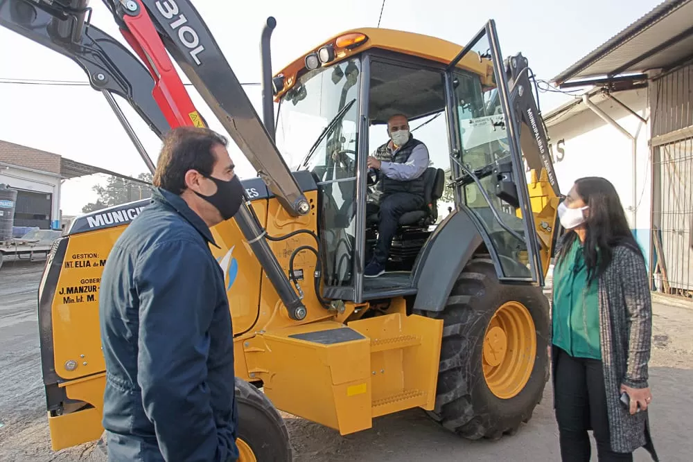 En su recorrido por Aguilares, Manzur concretó la entrega de maquinaria para el área de Obras Públicas. COMUNICACIÓN PÚBLICA TUCUMÁN