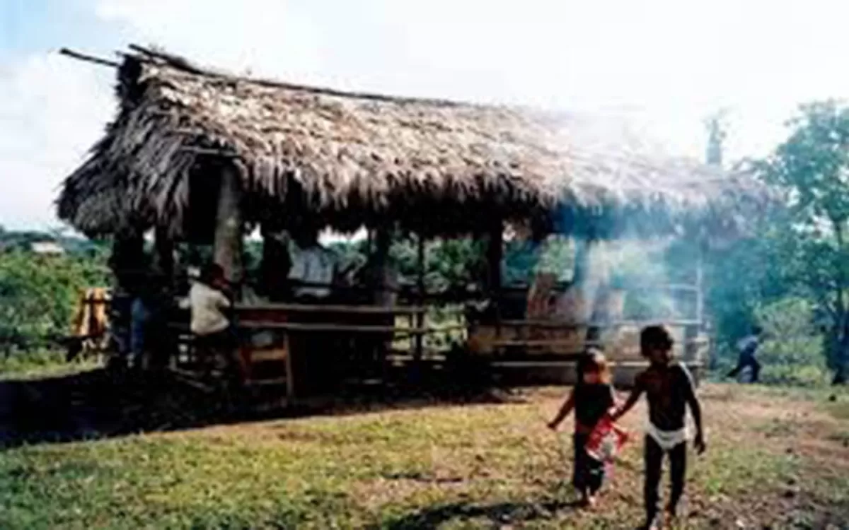 Incendian casas de familias indígenas en Guatemala