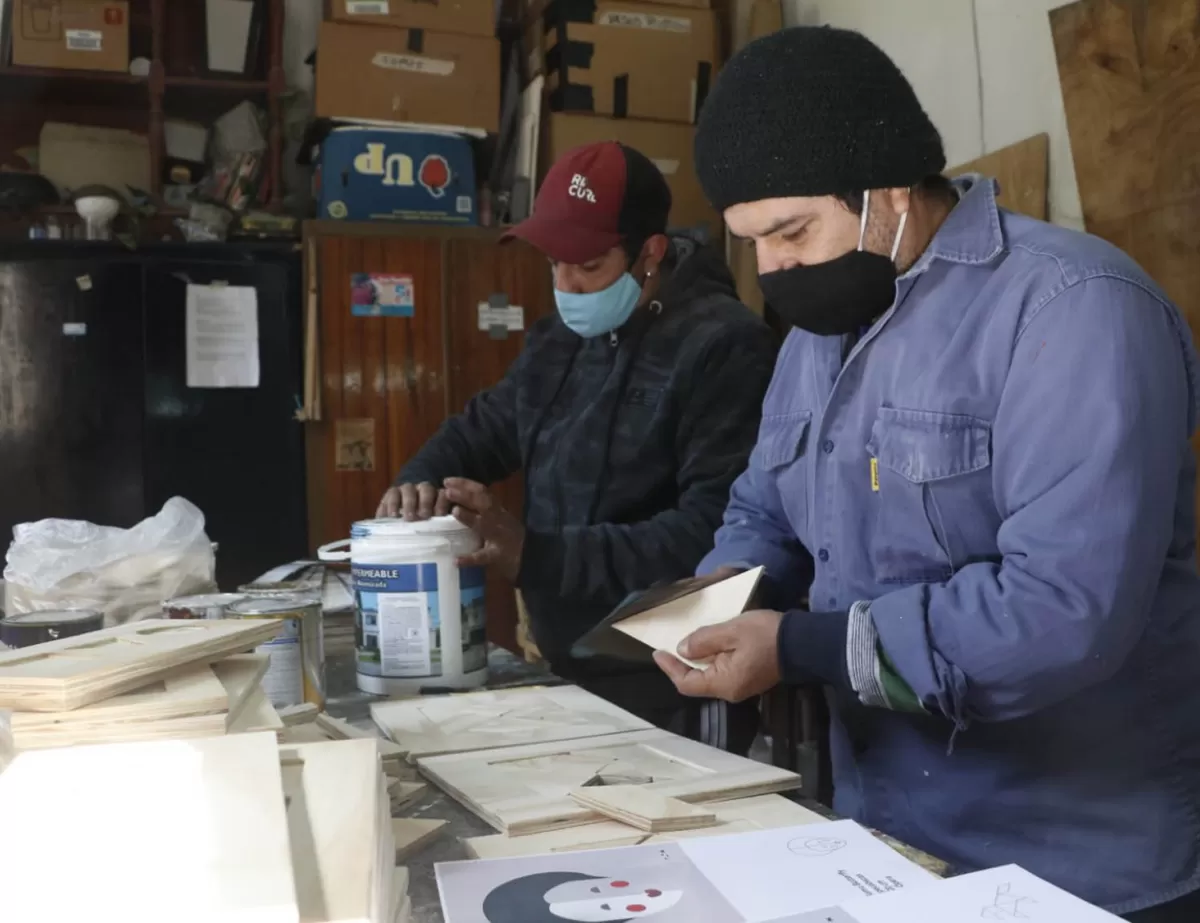 TAREA SOLIDARIA. Los técnicos están construyendo los juguetes con material que se usaría en escenografías. 