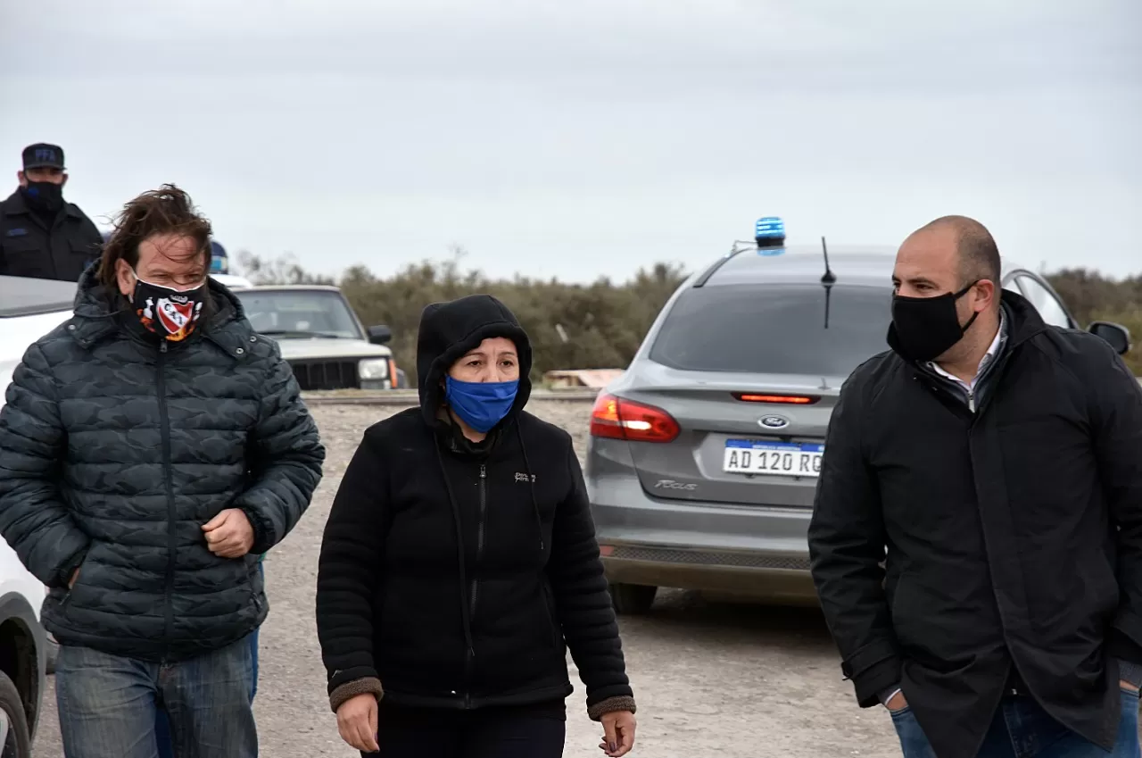 Cristina Castro, junto a sus abogados, en la zona del hallazgo. TÉLAM 