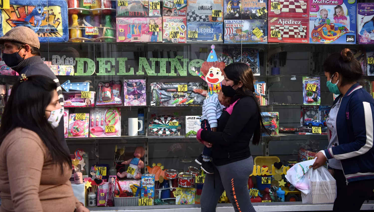 CIRCULACIÓN. En el microcentro tucumano se vio a muchísima gente durante la semana pasada. LA GACETA / FOTO DE INÉS QUINTEROS ORIO