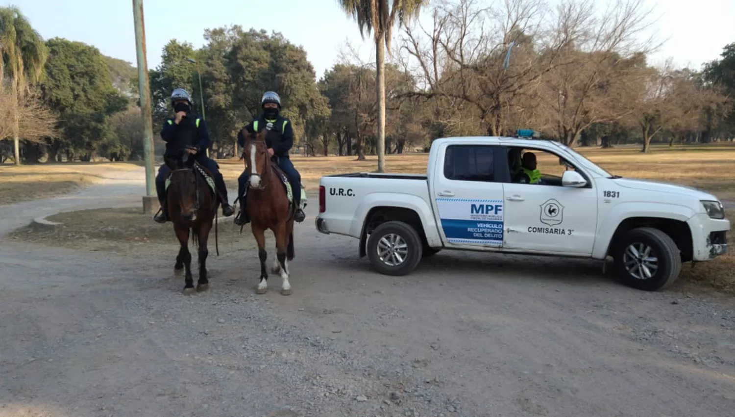 EN EL PARQUE. Los policías cortan los accesos y vigilas en el interior.