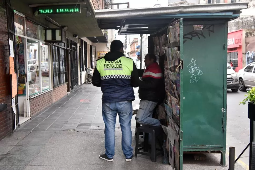 LA ESCENA. Un hombre de Investigaciones toma testimonio en Las Heras al 100, donde Nadal se descompuso. 