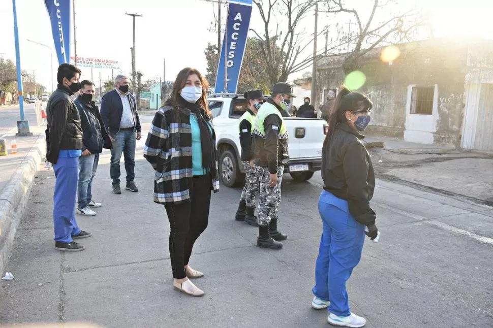 EN MARAÑÓN Y RUTA 38. Figueroa acompaña a los encargados del puesto de control y denuncia que los jóvenes reciben insultos todos los días. la gaceta / fotos de alvaro aurane