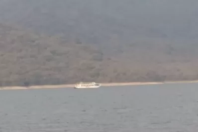 Malestar en El Cadillal porque cerraron los clubes de pesca pero funciona el catamarán