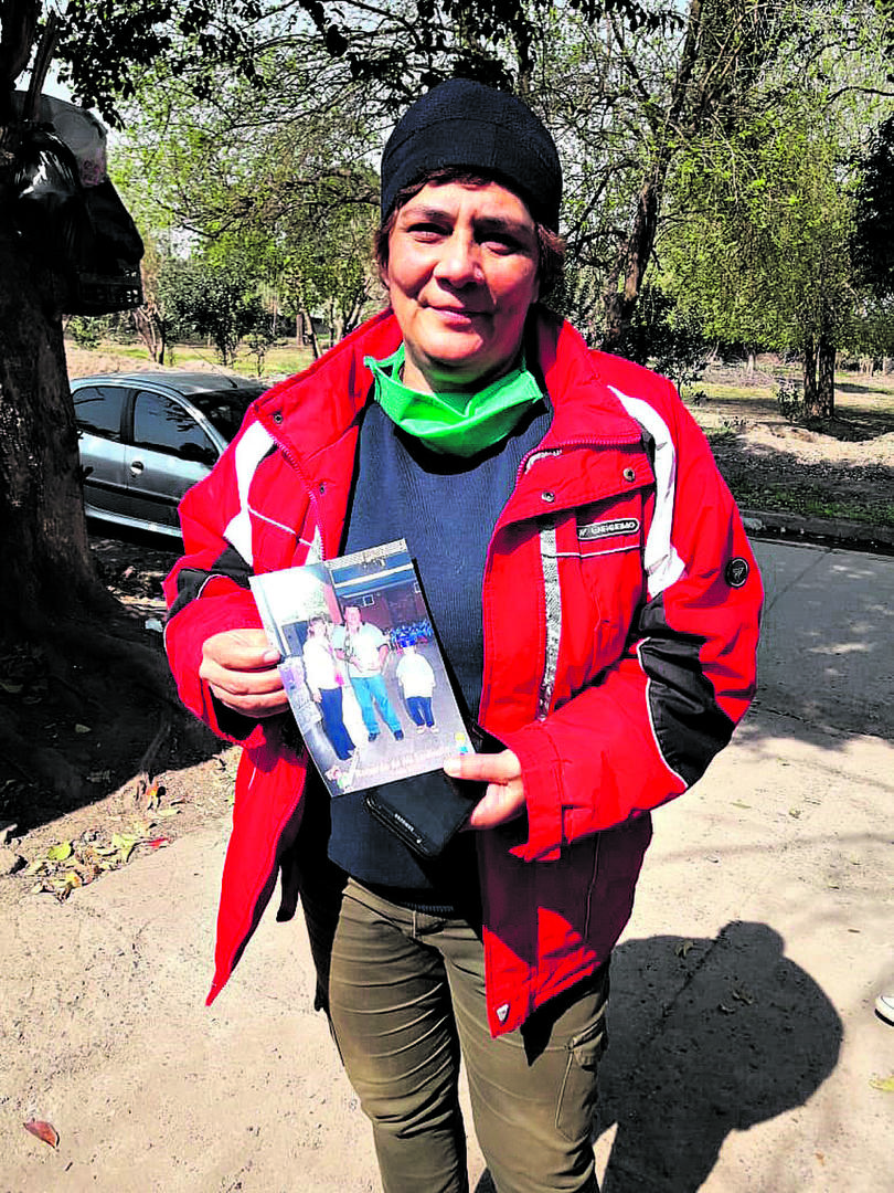 RECUERDOS. Mercedes Medina muestra la foto de su hermano.