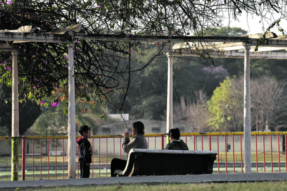 DESCANSO. Muy pocas familias se vieron ayer en los paseos de la provincia. Los ciudadanos colaboraron con las decisiones de las autoridades sanitarias. De ese modo, se cumplió la distancia social.