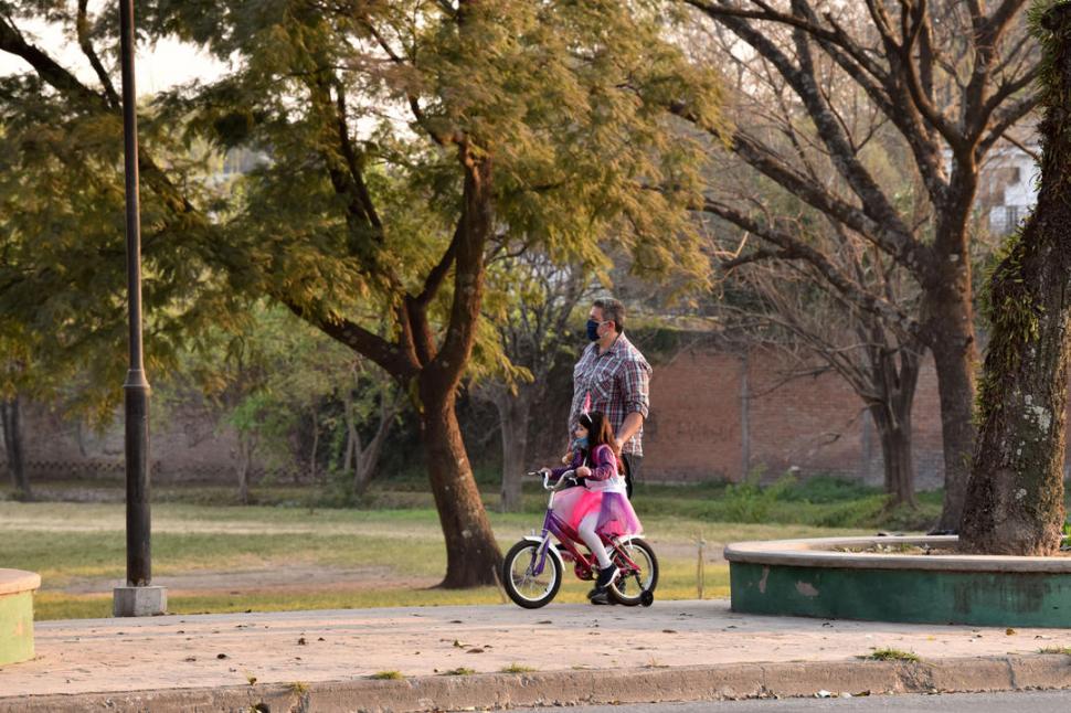 ESTRENO. La “princesa” no quiso quedarse sin probar su bicicleta, y lo hizo. Sólo la acompañó un adulto, con barbijo correctamente aplicado.