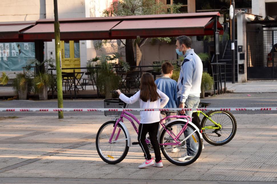 ¡A RODAR! La mayoría de los niños que ayer salieron de sus casas lo hicieron para probar las bicis que les regalaron. Seguramente serán los más interesados en que la pandemia pase pronto, para pedalear sin límites.