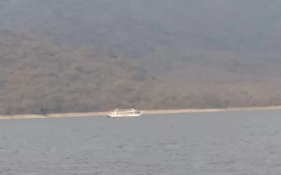 Malestar en El Cadillal porque cerraron los clubes de pesca pero funciona el catamarán