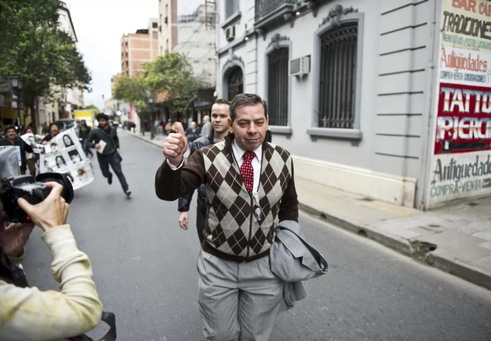  El notario Benedicto a la salida de la ocupación del Colegio de Escribanos en octubre de 2015.