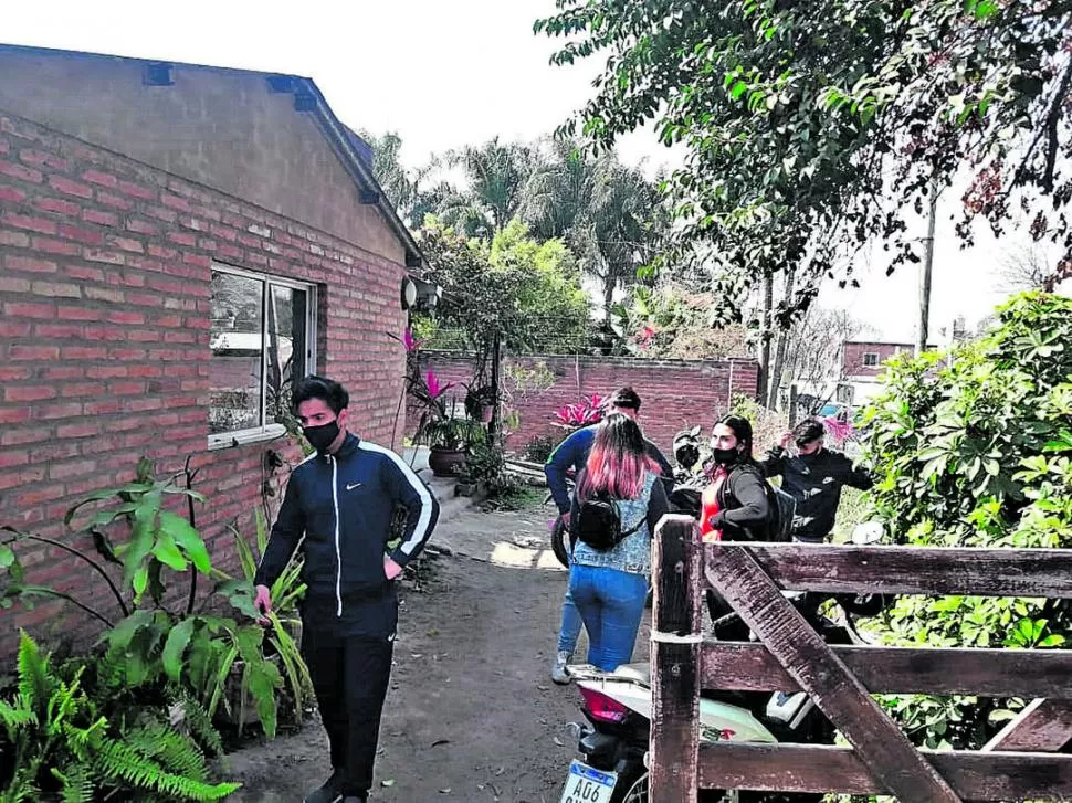 VELATORIO. Muchos jóvenes asistieron al funeral para acompañar a los hijos de Claudio, por quien sentían afecto. Dolor entre los presentes.  