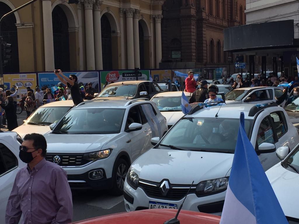 Los manifestantes llegaron a plaza Independencia por calle 25 de Mayo. LA GACETA/FOTO DE DIEGO ARÁOZ 