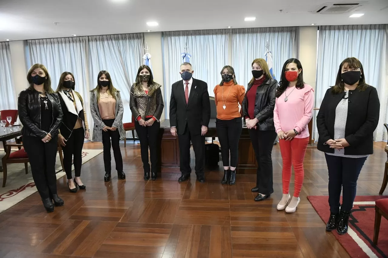 EN LA LEGISLATURA. Jaldo, junto a las referentes políticas de Famaillá. Foto: Prensa HLT