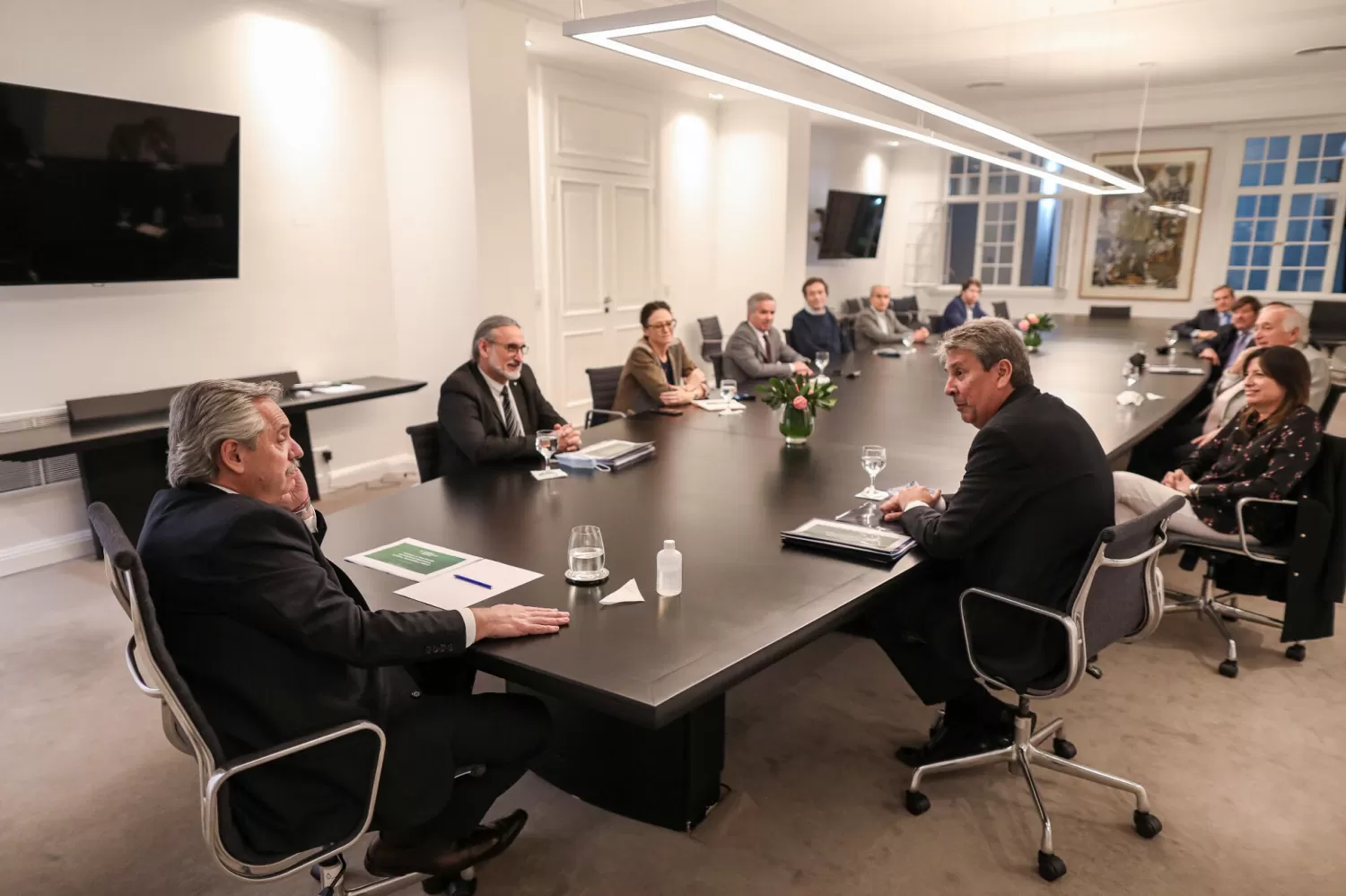 CON EL PRESIDENTE. Fernández, junto a directivos del CAA, en una reunión reciente. Foto: Prensa Casa Rosada