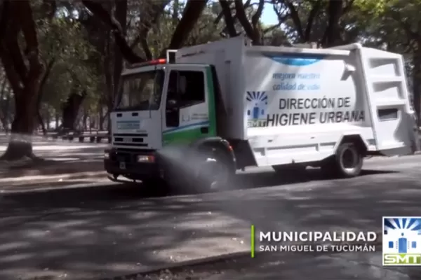 Desinfección: con un camión hidrante se llevan a cabo las tareas de sanitización en la vía pública