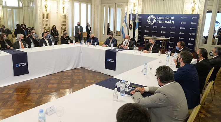 EN CASA DE GOBIERNO. Manzur, Jaldo y funcionarios provinciales y nacionales en la firma del convenio. Foto: Prensa Comunicación Pública