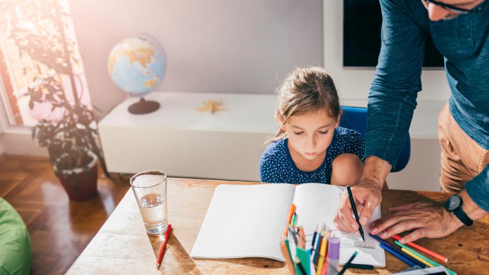  DEJARLOS RESOLVER. Los padres que están muy encima de sus hijos y no les dan el espacio necesario para que se encarguen de sus tareas del colegio, no les permiten aprender a solucionar sus problemas por sí mismos, una actitud que podría dificultar la relación de los chicos con el “mundo exterior” en el futuro.