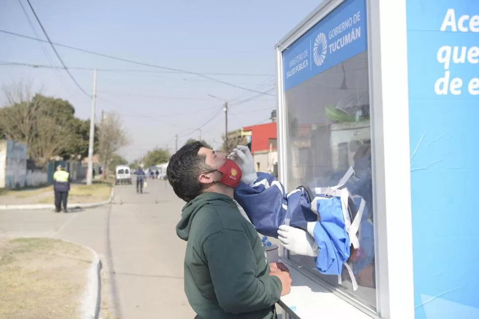 HISOPADO. Salud solicitó realizarse el testeo ante la aparición de síntomas, aunque no haya un nexo positivo. la gaceta / foto de franco vera
