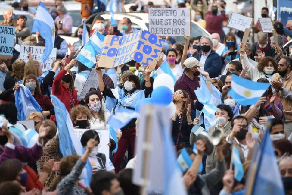 HECHO. El principal motivo de la marcha, el rechazo a la reforma de la Justicia, quedó difuso entre otros reclamos que sumaron los protagonistas. la gaceta  / foto de diego aráoz