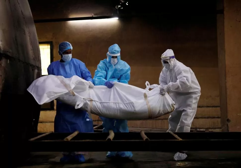 PROTECCIÓN. La disposición de los cuerpos requiere equipo especial.  Reuters