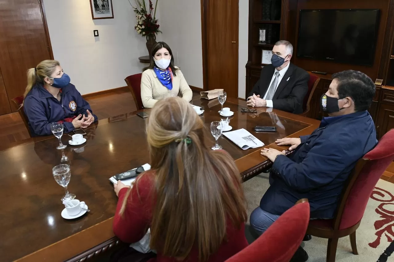 EN LA LEGISLATURA. Jaldo recibió a bomberos voluntarios junto al intendente Orellana y la legisladora Mendoza. Foto: Prensa HLT