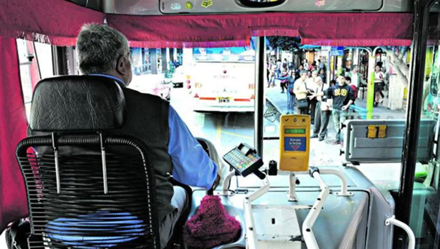 AL VOLANTE. Un chofer, en plena tarea. Foto de Archivo / LA GACETA