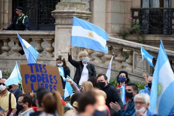 Críticas y tensión tras la mención de posibles sanciones por la marcha del 17-A