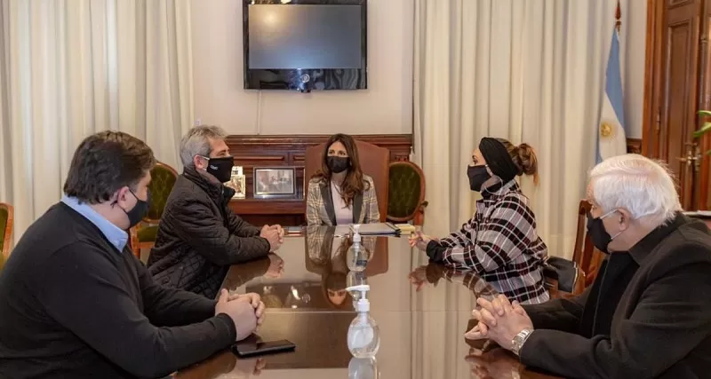 EN CASA DE GOBIERNO. La ministra Vargas Aignasse, junto a representantes del sector gastronómico. Foto: Prensa Ministerio de Gobierno