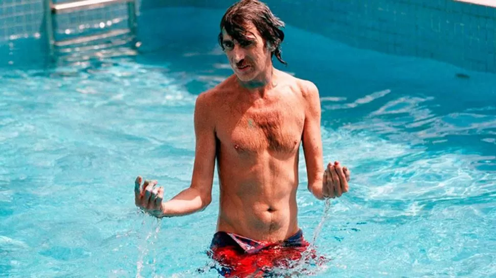 SALTO A LA PILETA. Charly García se tiró desde un noveno piso en 2000. 