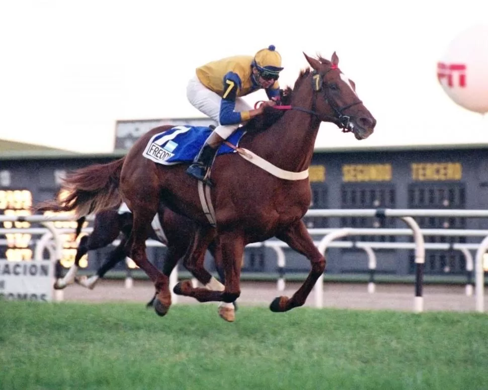 MÁXIMA CONQUISTA. Montando al alazán Freddy, “Chilila” ganó el Gran Premio “Carlos Pellegrini”. 