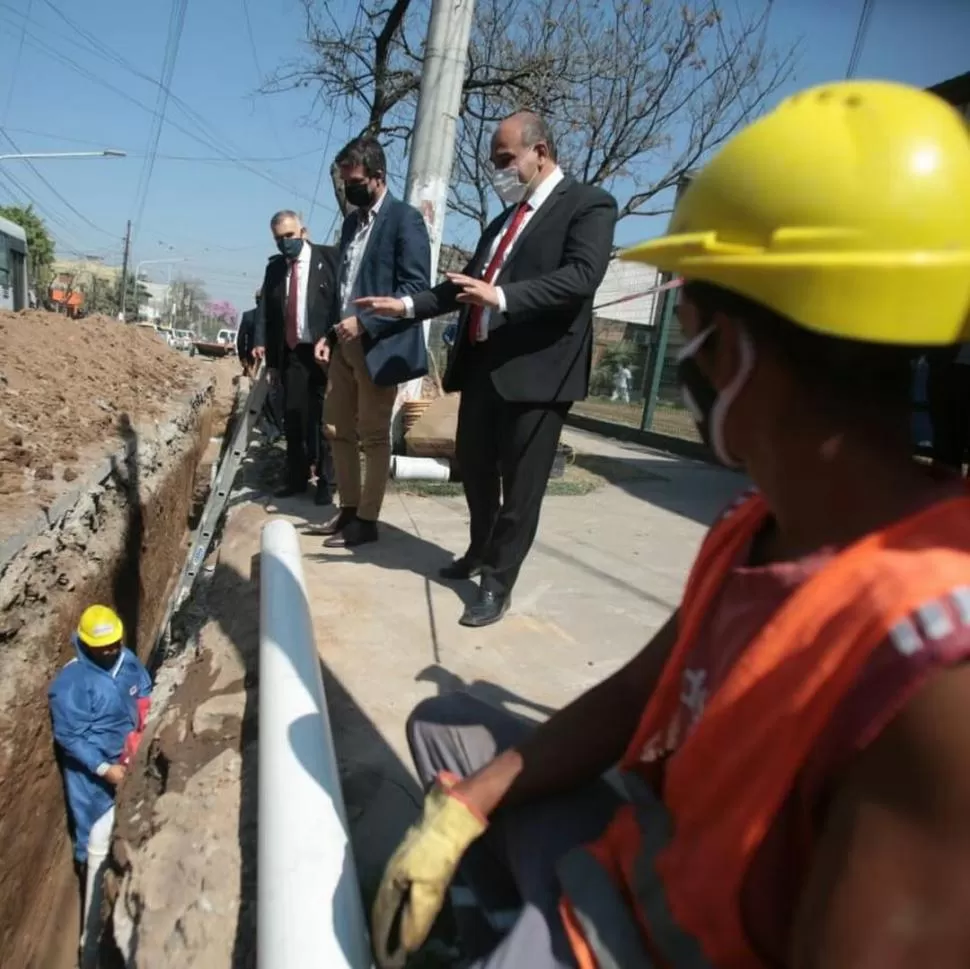 EN LA CAPITAL. Manzur, Jaldo, Cresto y Augusto Guraiib (titular de la SAT) recorren obras de agua y cloacas. twitter @JuanManzurOK