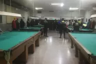 El dueño de un billar clausurado recibió la orden de comprar lavarropas por chat