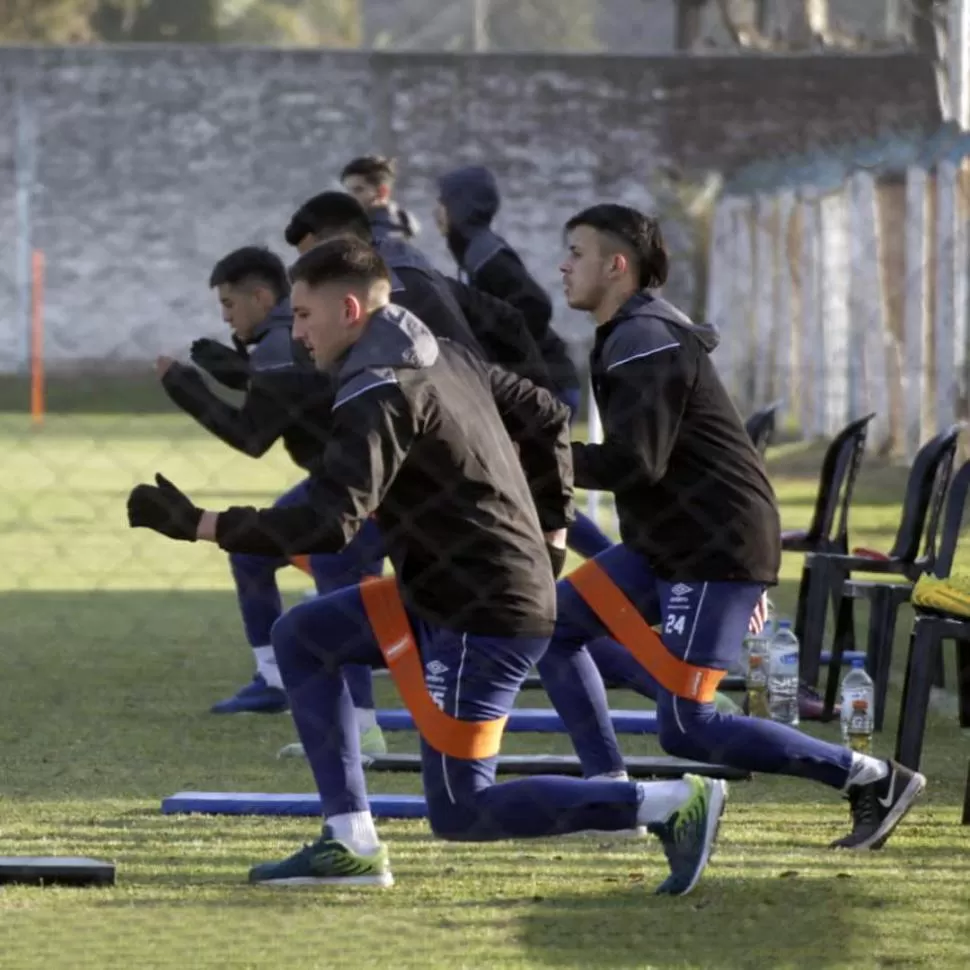 NO DEJAN DE ENTRENARSE. El plantel practicó ayer en el complejo de Ojo de Agua y volverá a hacerlo hoy por la mañana. prensa AToficial