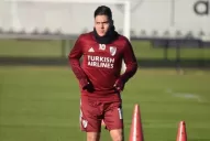 Juanfer Quintero se entrenó en Ezeiza, mientras se resuelve su posible venta