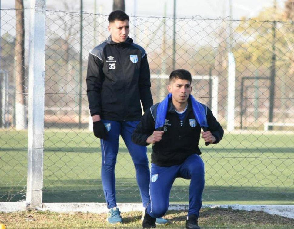 ESTOCADAS. El arquero Ibáñez contempla el ejercicio que realiza su compañero Hernán Rosales durante el ensayo matutino.  