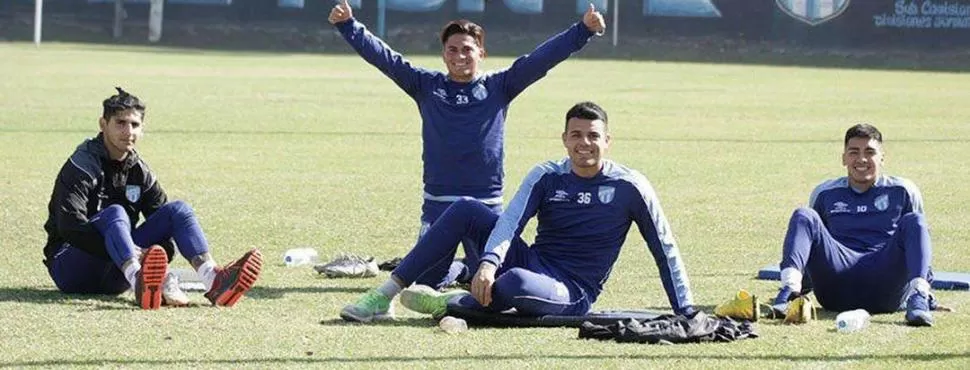 FELICES Y DISPUESTOS. Los juveniles Isa Luna, Romero, Osores y Bustos posan para la cámara luego de su turno de entrenamiento en el complejo de Ojo de Agua. prensa cat 