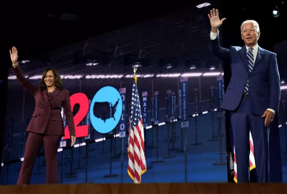 RECTA FINAL. Harris y Biden saludan después de aceptar las candidaturas, en la Convención Demócrata.  Reuters