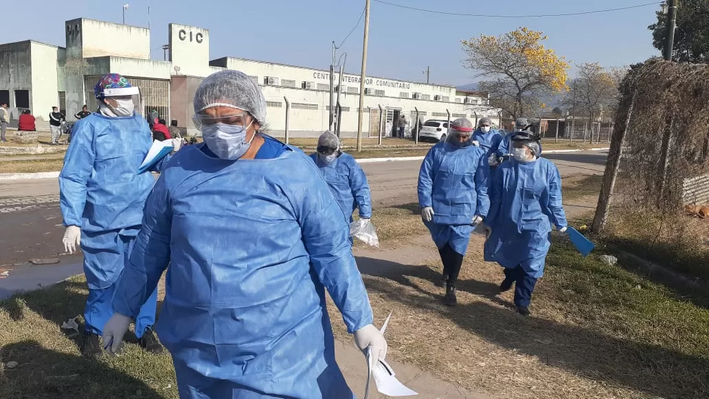 AGENTES SANITARIOS. Realizaron un operativo de prevención de enfermedades en Los Pocitos. Foto: Prensa Municipalidad de Tafí Viejo