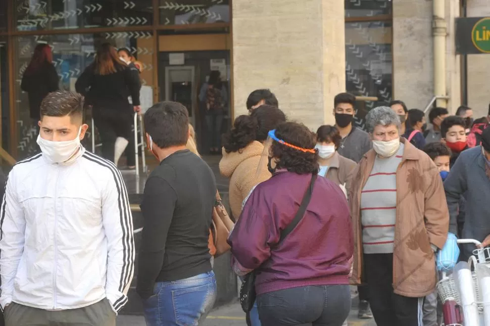 CONCENTRACIÓN POBLACIONAL. El Siprosa pidió a los tucumanos que usen alcohol en gel o sanitizante cuando vayan a comprar o extraer dinero. la gaceta / foto de antonio ferroni