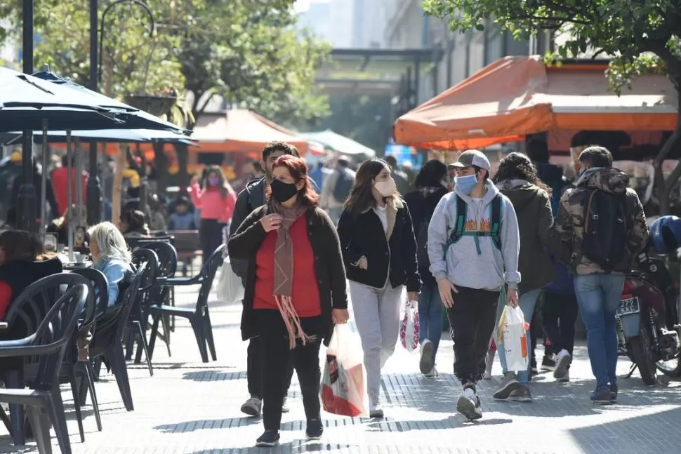 APIÑADOS. A pesar de las restricciones, muchos tucumanos siguen bajo las reglas de la “vieja normalidad”. la gaceta / foto de Analía Jaramillo 