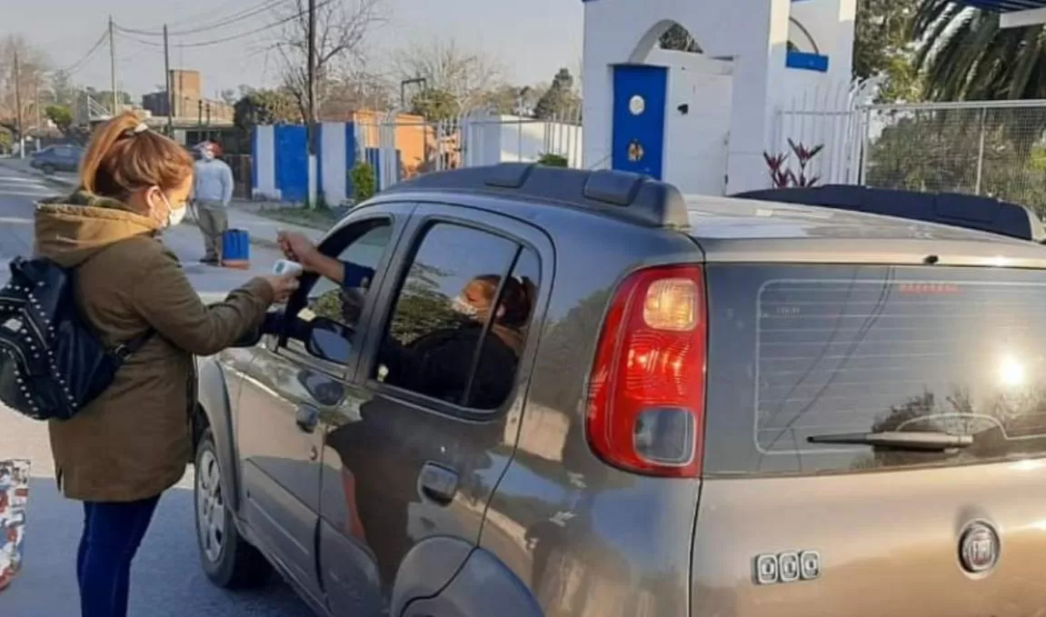 Controles en el acceso a Villa Quinteros.