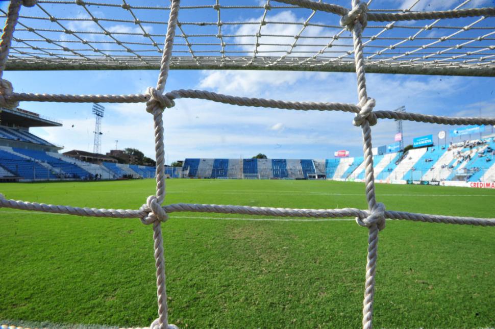 SOLITARIOS. Los estadios de Atlético y San Martín tardarán un buen tiempo en volver a alojar partidos con público en sus tribunas. 