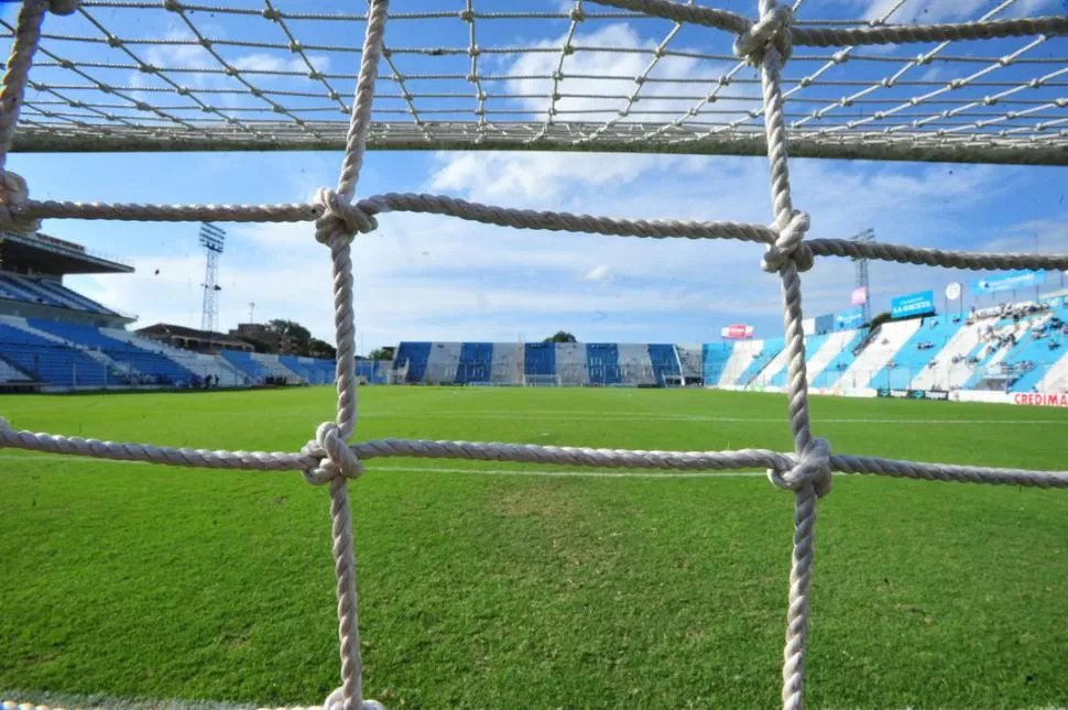 SOLITARIOS. Los estadios de Atlético y San Martín tardarán un buen tiempo en volver a alojar partidos con público en sus tribunas. la gaceta / fotos de diego aráoz - hector peralta