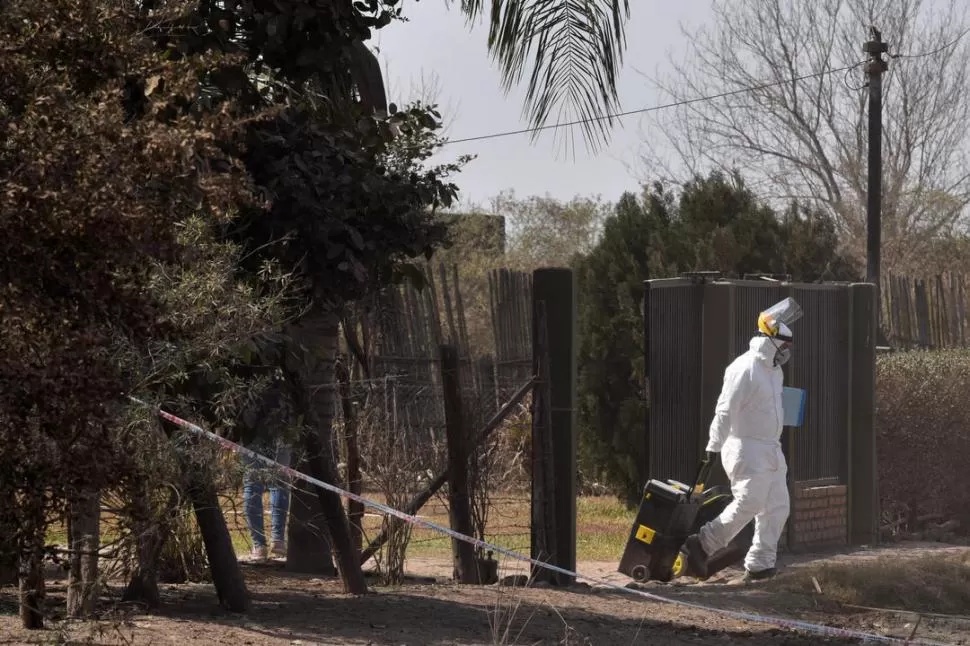 PERICIAS. Un profesional del Equipo Científico de Investigaciones Fiscales durante los trabajos de campo en la finca de Villa Leales, donde fue el crimen. la gaceta / foto de ines quinteos orio