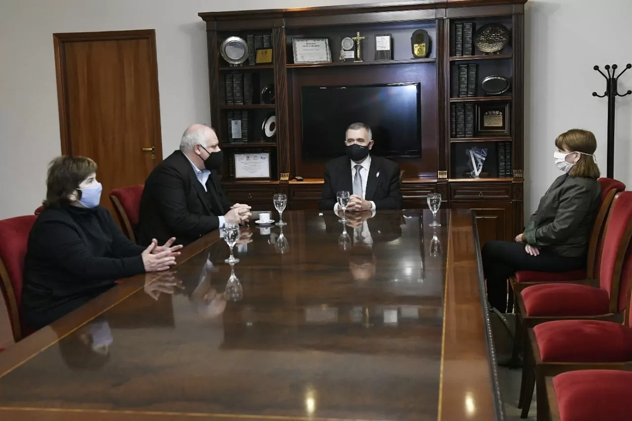 EN REUNIÓN. Jaldo recibió en su despacho a Masso y a autoridades del Hogar San Roque. Foto: Prensa HLT