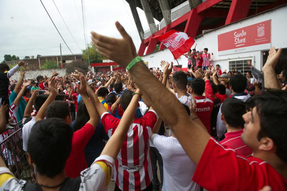 MOMENTOS. “Goico” festeja el 1-0. Antes los hinchas habían hecho su aporte. 