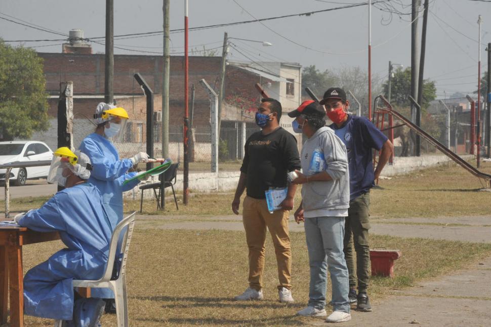 TESTEOS. El Siprosa se instaló en una plaza para chequear síntomas.  