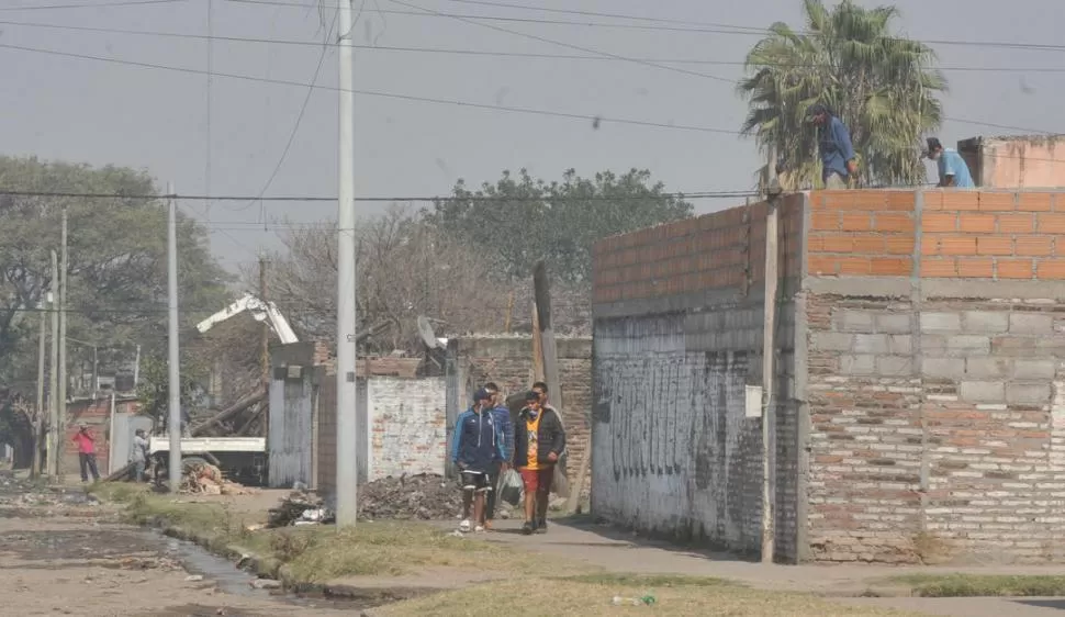 LA “RANCHADA”. Un grupo de jóvenes charla en una esquina. la gaceta / foto de antonio ferroni